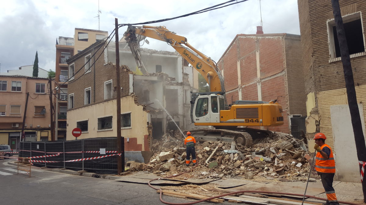 Obras de demolición en el camino del Vado de Zaragoza